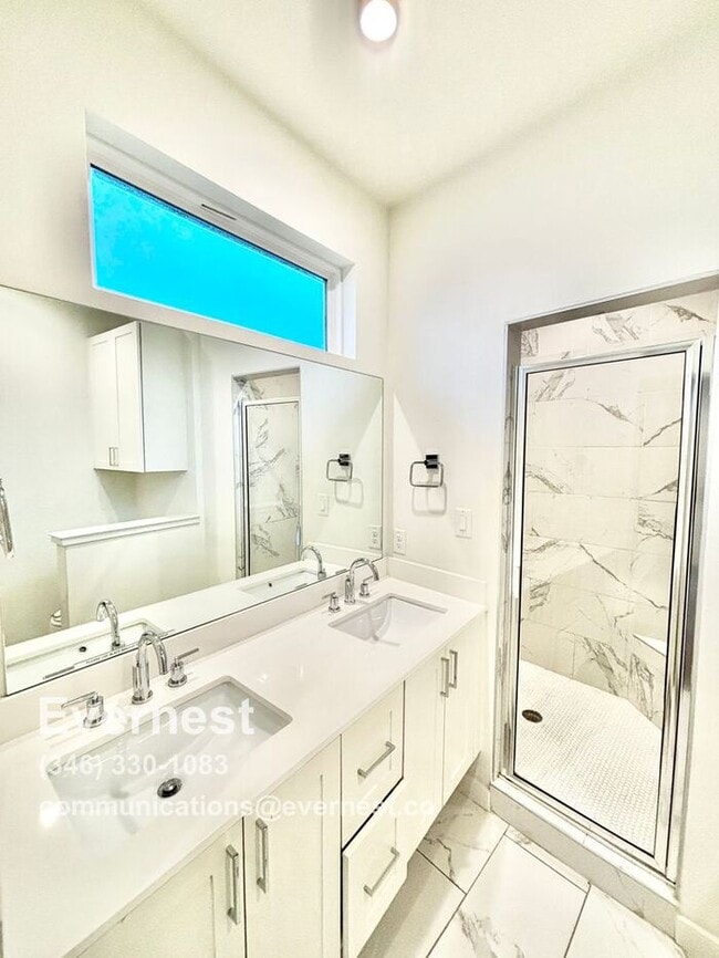 Building Photo - Gorgeous 2-Bedroom Townhome in Prime Locat...