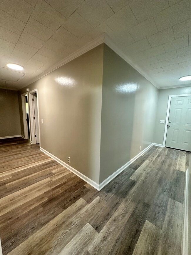 Building Photo - 3 Bed 2 Bath Brick Home with Additional Living Space - Newly Renovated