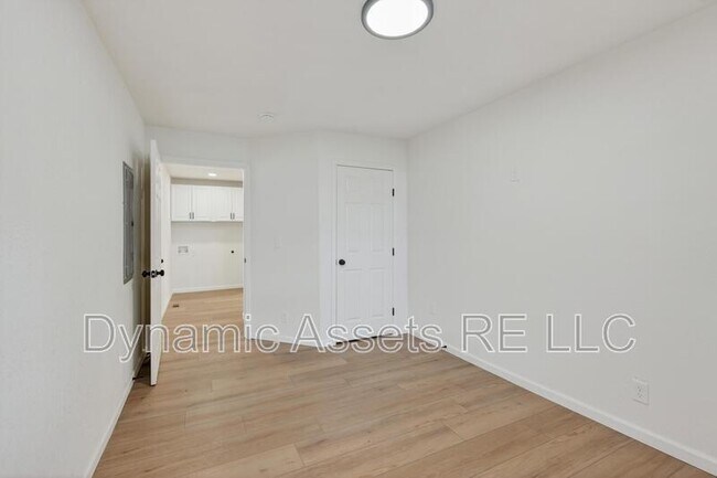 Building Photo - 542 E 23rd St