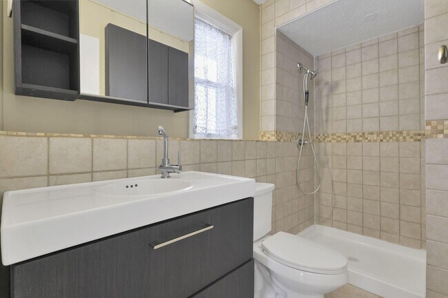 Building Photo - 2844 Wildwood Rd