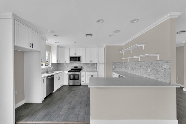 Building Photo - 7237 Tujunga Ave