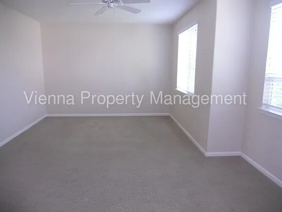 Building Photo - Beautiful 4 Bedroom Home in Great Location