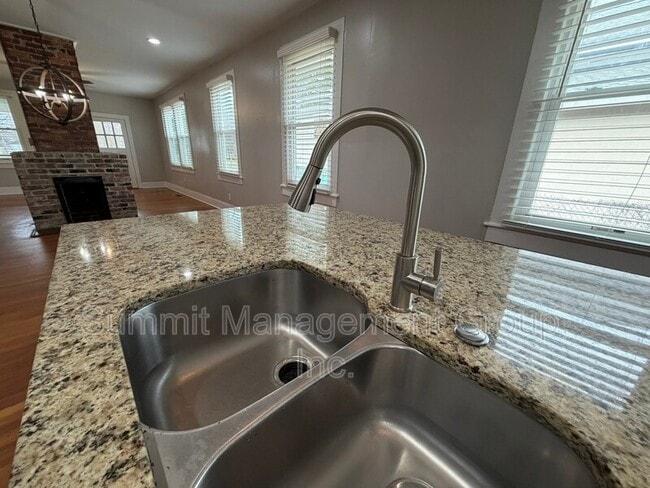 Building Photo - 8 N Broad St