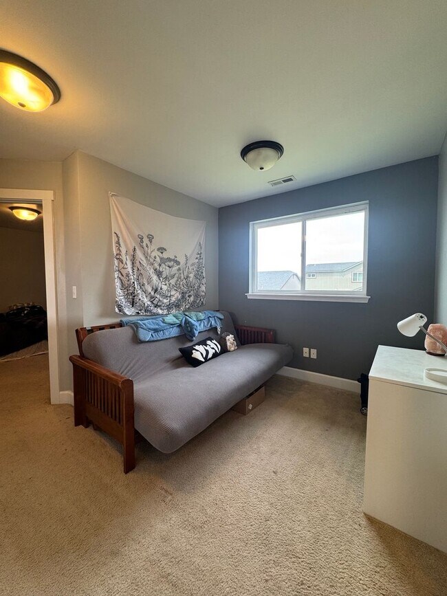 Building Photo - HUGE PET FRIENDLY Rental