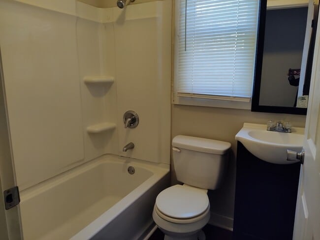 Building Photo - 418 Lincoln St SW