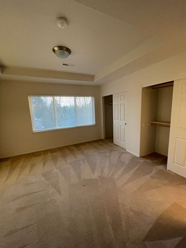 Building Photo - Holiday Move-in Special! 3br/3ba Townhouse near 170th ave MAX station