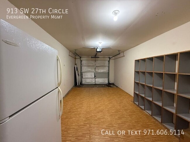 Building Photo - 913 SW 27th Cir