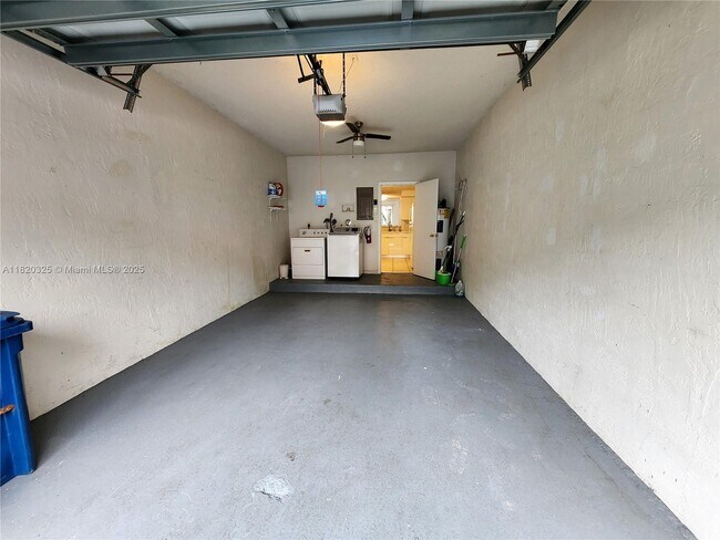 Building Photo - 1050 Sorrento Dr