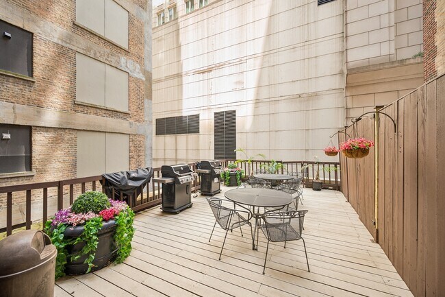 Building Photo - 40 E Delaware Pl