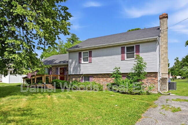 Building Photo - 409 Dutton St