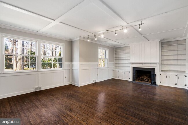 Building Photo - 310 Pine Tree Rd