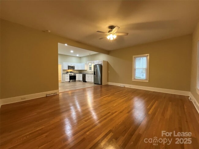 Building Photo - 516 W 7th St