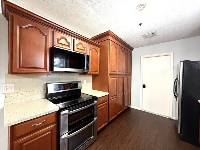 Building Photo - 1806 Airline Dr