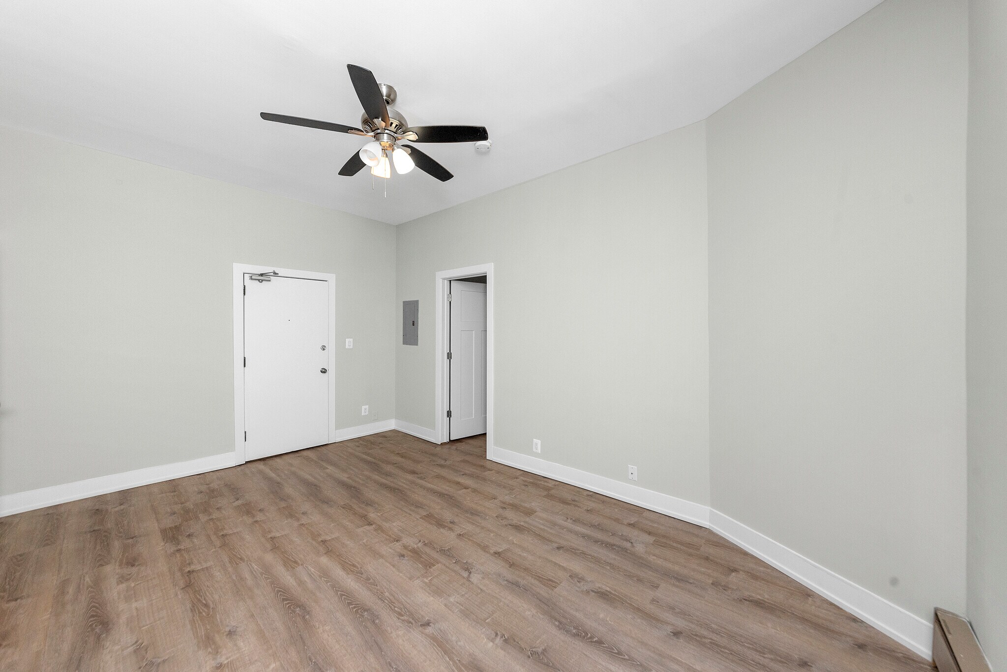 Building Photo - 635 W Barry Ave