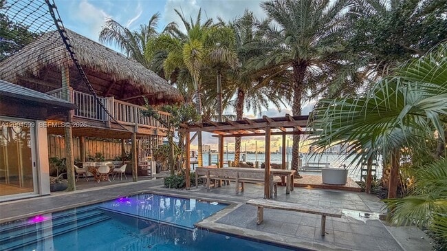 Building Photo - 2440 N Shore Terrace