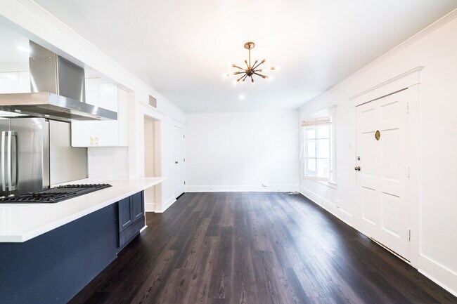 Building Photo - 1020 N Kingsley Dr