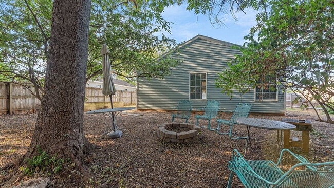 Building Photo - Cozy Fayetteville Home Near Trails & Dining