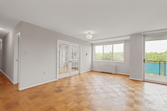 Building Photo - HUGE Apartment Across from Grosvenor Metro...