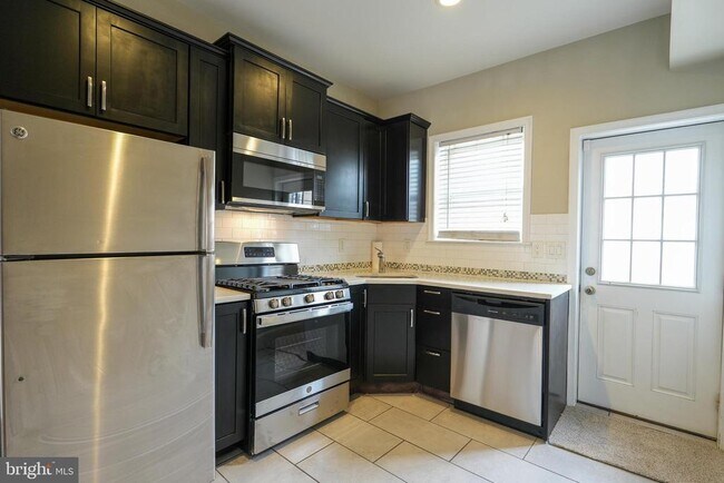 Building Photo - 137 Durfor St