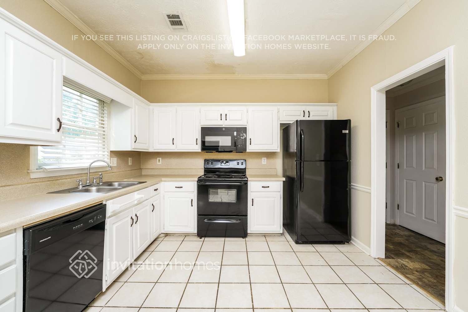 Building Photo - 2880 Park Chase Dr