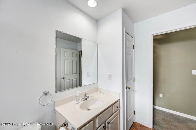 Building Photo - 28 Robin Ln