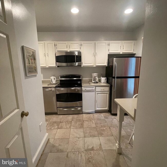 Building Photo - 3221 Sutton Pl NW