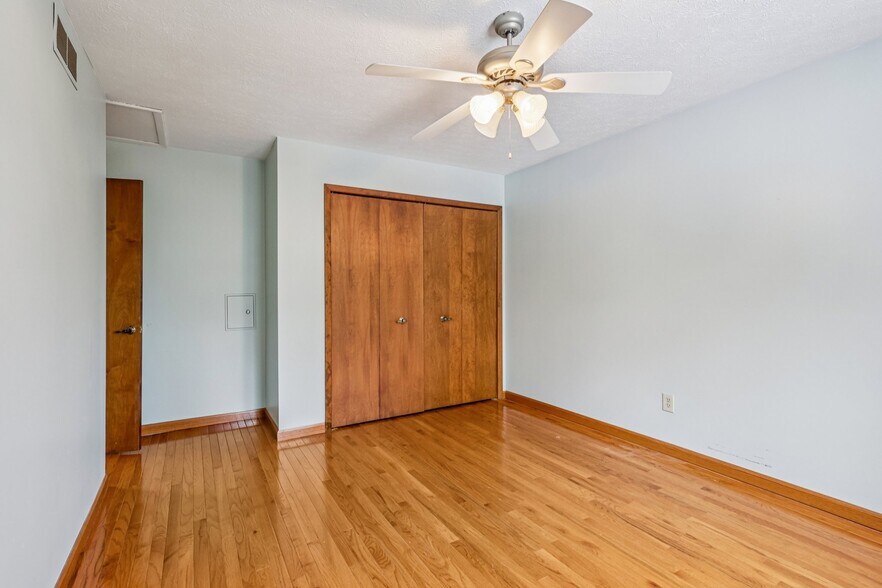 Building Photo - 6235 Sunnywood Dr