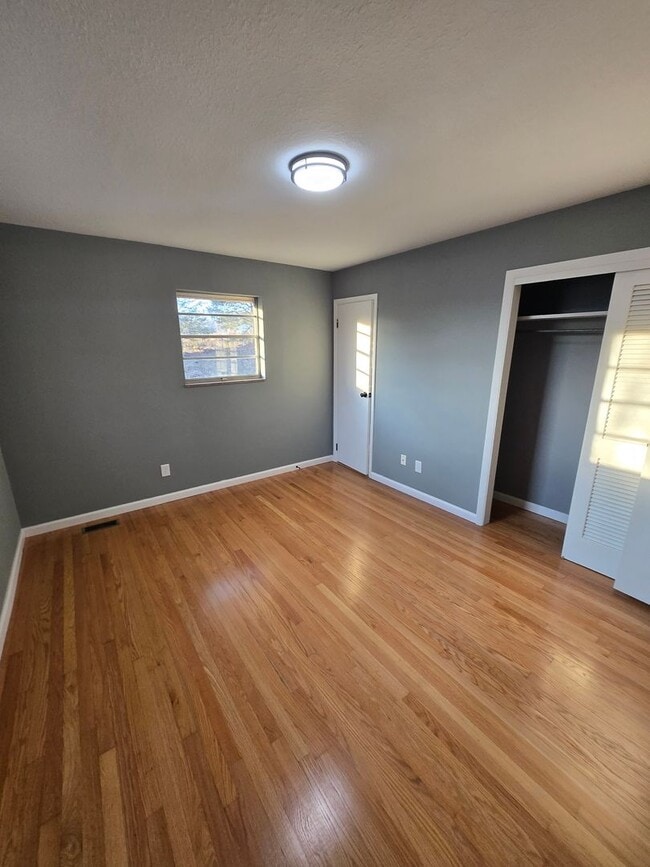 Building Photo - Charming 3-Bedroom, 2-Bathroom Brick Home for Rent