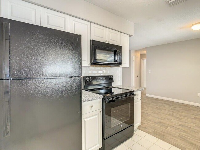Building Photo - Beautiful 2/2 ~1000Sq. Ft. with NEW floors...