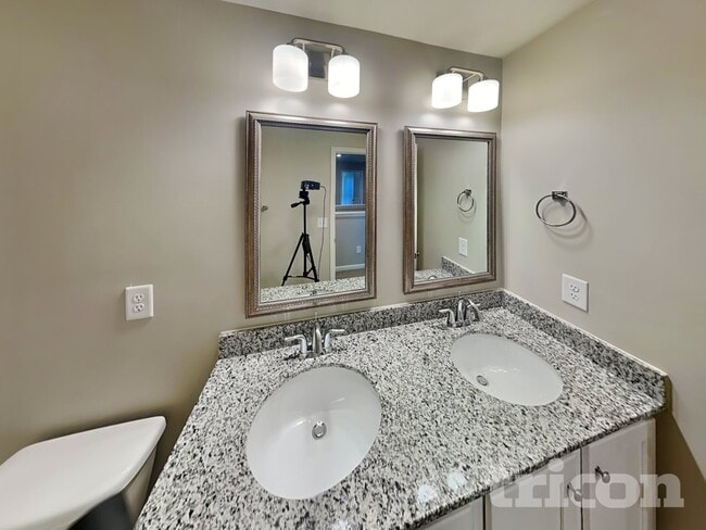 Building Photo - 725 Vanguard St