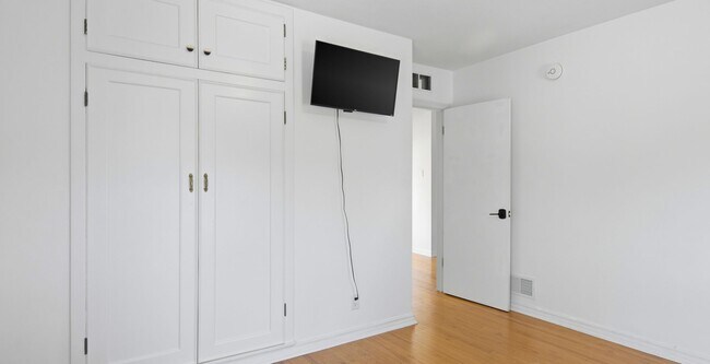 Building Photo - Late Summer Furnished Executive Extended Stay Rental on Old Mission Peninsula