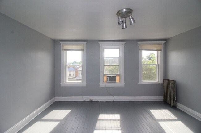 Building Photo - 2026/2027 JHU Off-campus Large 5bd/2.5ba home w/ Parking Spot! Available 6/9/26