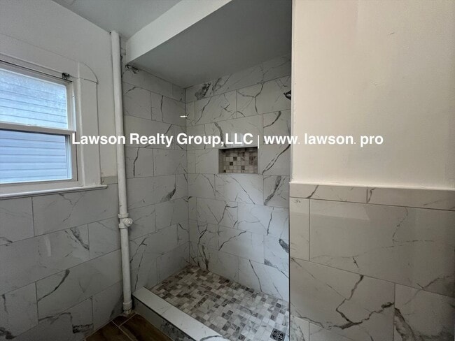 Building Photo - 1208 Chapman Ave SW