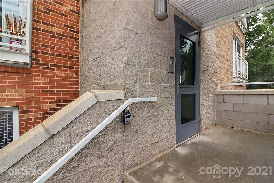 Building Photo - Room in Condo on Donatello Avenue
