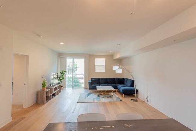 Building Photo - Element 436