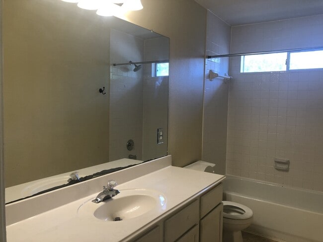 Building Photo - 2110 Highland Bay Ct