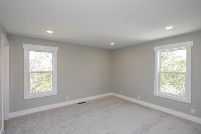 Building Photo - Available June. Large house, fenced back yard, renovated, fenced back, pets ok, great for house s...