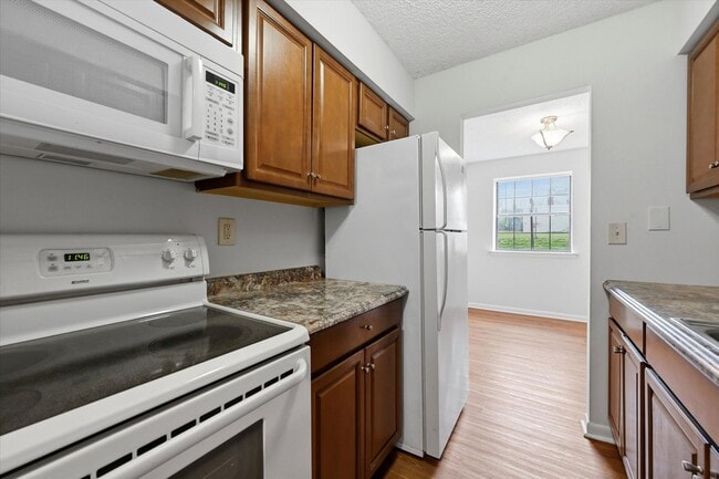 Building Photo - 2 Bedroom 1 Bathroom first floor Goshen Valley flat!
