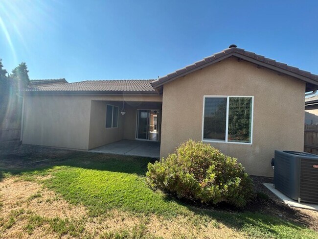 Building Photo - Newer northwest Visalia home in Ashton Park Gated Community