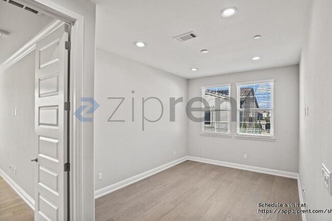 Building Photo - 205 Vereda del Turia