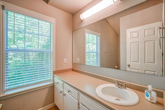 Building Photo - Adorable 2 BR, 2 BA Home - Greater North Main Area, Greenville