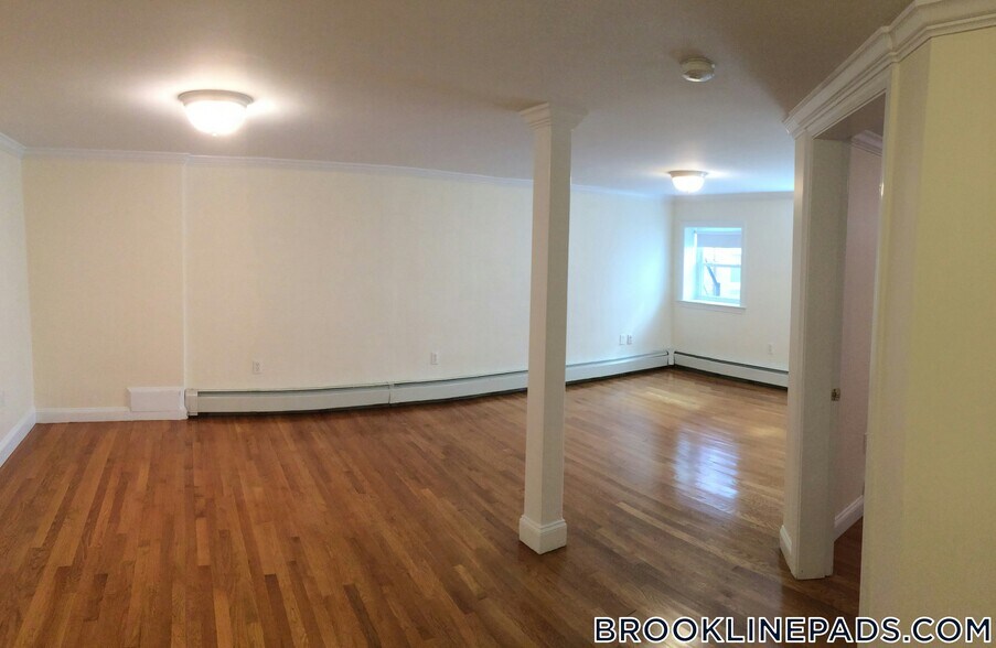 Building Photo - 1539 Beacon St