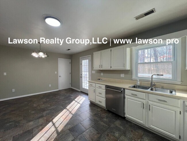 Building Photo - Peaceful Retreat with Outdoor Space-Botetourt County