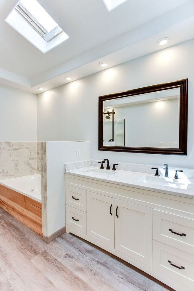 Building Photo - Renovated 3 Bedroom 2 bathroom house. Superb Master suite.
