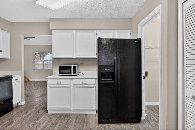 Building Photo - 802 Arietta Cir N