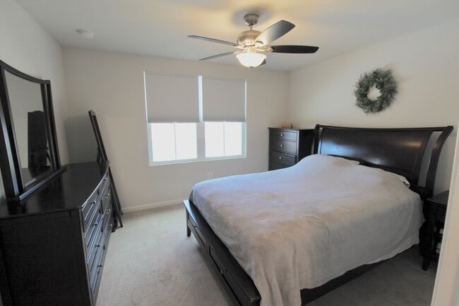 Building Photo - Townhome with a large fenced in yard for rent!