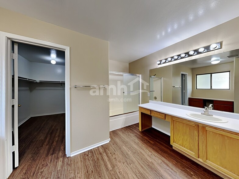 Building Photo - 8621 N 68th Ln