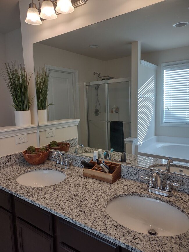 Building Photo - Fabulous Four Bedroom Home in Southeast Columbia!