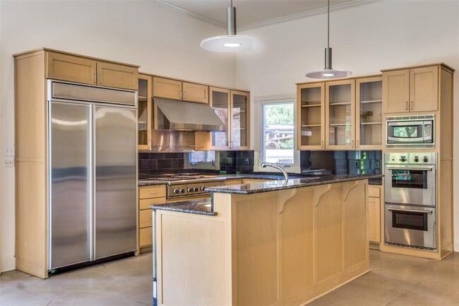 Building Photo - 6615 Willow Ln