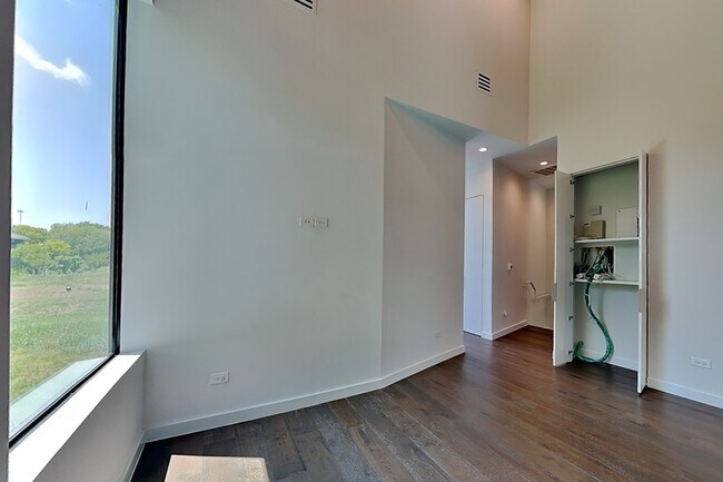 Building Photo - 906 Blackland Ct